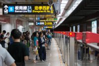 ein bischen aufgeladen werden. Um dann mit dem für Frankfurter Verhältnisse ungewohnten Pünktlichkeit und Sauberkeit mit der U-Bahn zum ersten Stop zu fahren.